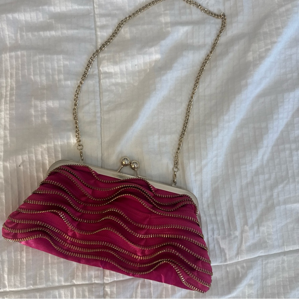 Susan faris shoulder clutch